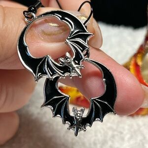 2/22 🌗🦇cute batty earrings betsey Johnson style Nwt